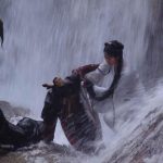 Rùng mình cảnh Lưu Diệc Phi bị thác nước cuốn trôi, 1 tài tử hạng A liều mình nhảy xuống cứu mạng 006rnuyvly1i8qjms48q7j30zk0qo42d 134137 1766904603032 17669046032362119292521 52 0 413 690 crop 17669046903521233332084jpg