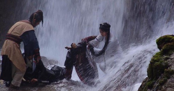 Rùng mình cảnh Lưu Diệc Phi bị thác nước cuốn trôi, 1 tài tử hạng A liều mình nhảy xuống cứu mạng 006rnuyvly1i8qjms48q7j30zk0qo42d 134137 1766904603032 17669046032362119292521 52 0 413 690 crop 17669046903521233332084jpg