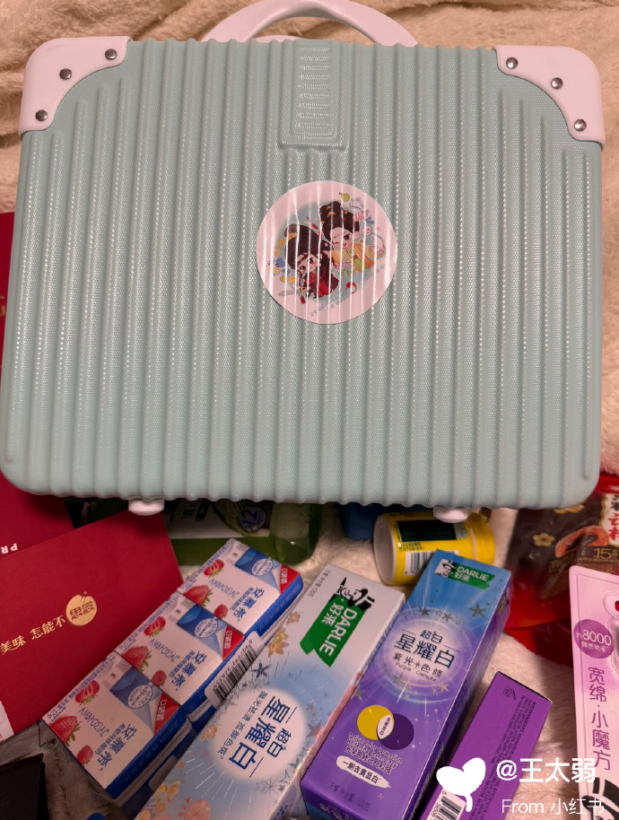 "Đập hộp" quà Tết soi đẳng cấp sao Cbiz: Tiêu Chiến - Triệu Lệ Dĩnh xa xỉ, Lộc Hàm thế nào mà bị bàn tán 007bnez8gy1i9sx8sa9taj30wr17e4jt 17701786040671805005365 1770186396828 1770186397146186323475