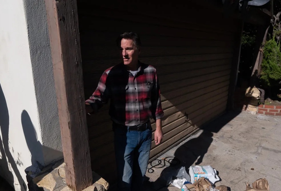 Ở cùng gấu khổng lồ 30 ngày, người đàn ông kể lại trải nghiệm ám ảnh- Ảnh 1.