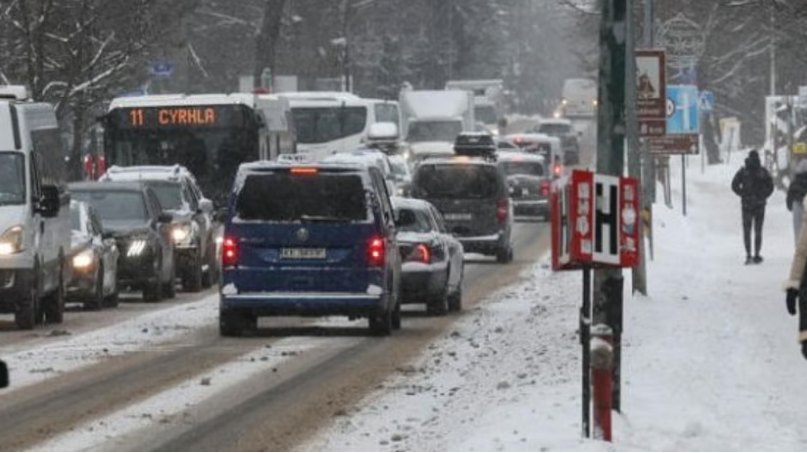 Tuyết rơi dày đặc ở Ba Lan, hàng dài xe bị mắc kẹt tới 20 km- Ảnh 2.