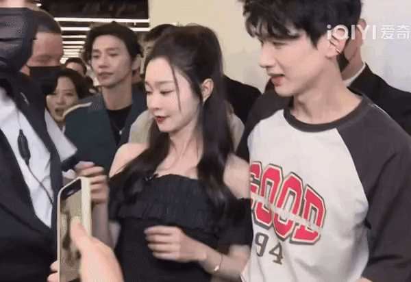 Cặp tình nhân showbiz lạ nhất Valentine: Nhà gái đeo nhẫn ngón áp út - thay 3 ảnh đôi, nhà trai thì im re- Ảnh 9.