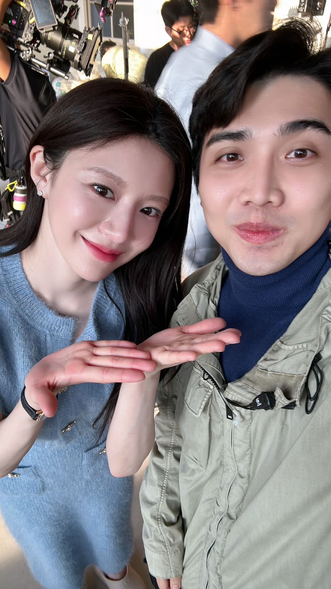 Ra mà xem diễn viên Việt đóng phim cùng Kim Seon Ho, khoe ảnh nét căng với Go Youn Jung mà ghen nổ mắt- Ảnh 10.