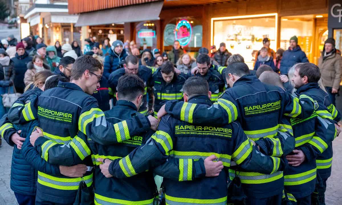 Thuỵ Sĩ bao trùm trong tang thương: Đội cứu hỏa cùng bật khóc khi tưởng niệm các nạn nhân mình không thể cứu sống- Ảnh 1.