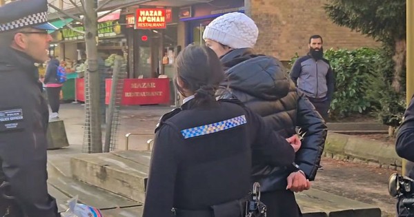 Người phụ nữ bị cảnh sát lục soát người, bắt giữ vì cho chim bồ câu trên phố ăn 0woman arrested for feeding pigeons 1768189912818 17681899130331689120060 0 0 675 1080 crop 1768189975664112550jpg