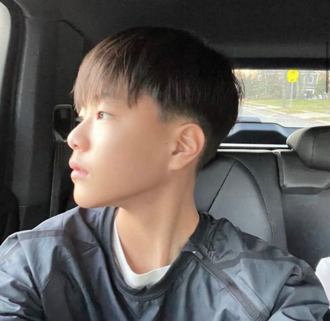 Con trai Kwon Sang Woo vừa đẹp vừa cao, được gái lạ chặn đường xin số theo đuổi quyết liệt- Ảnh 4.