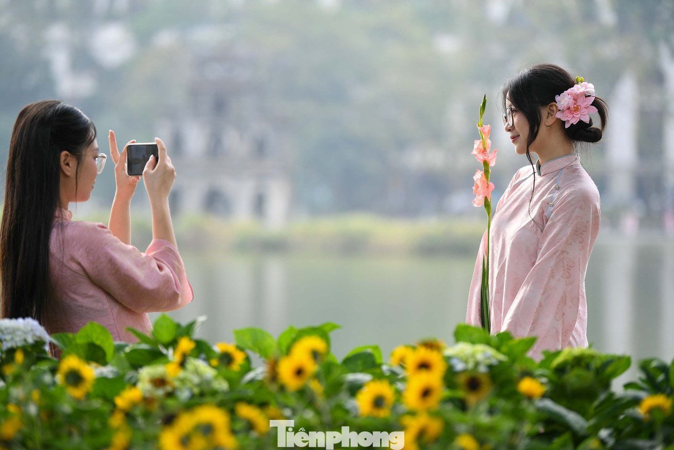 Theo ghi nhận, thời tiết thuận lợi để người dân tham gia các hoạt động ngoài trời. Nhiều bạn trẻ cho biết nền nhiệt 18 độ C tuy có phần lạnh nhưng không gây bất tiện, đặc biệt khi di chuyển nhẹ nhàng quanh hồ. Một số người kết hợp áo dài với khăn mỏng, giày bệt để vừa giữ ấm, vừa đảm bảo tính thẩm mỹ khi chụp ảnh.