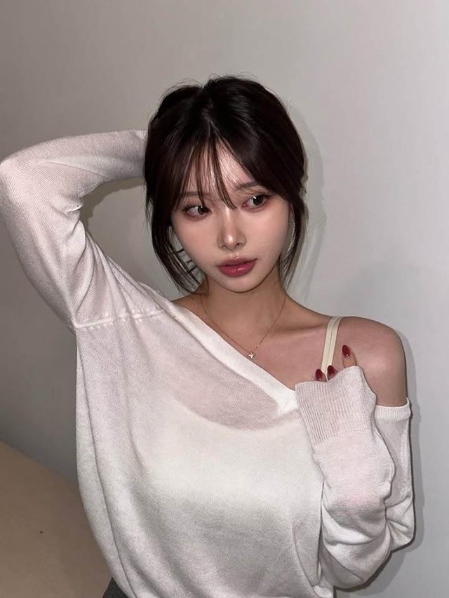 Hot girl diện áo trễ vai Hot girl diện áo trễ vai