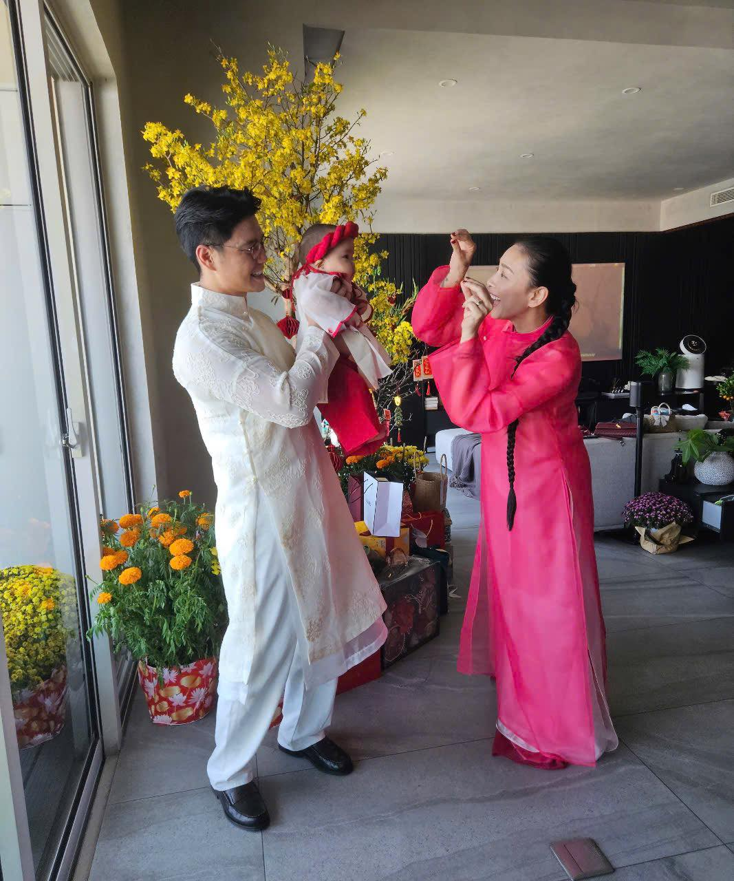 Ngô Thanh Vân lần đầu hé lộ gương mặt con gái, Tết đầu tiên của bé Gạo gây sốt với màn nhận lì xì xứng danh ái nữ- Ảnh 1.