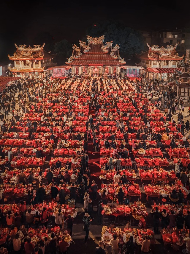 Choáng ngợp biển người làm lễ