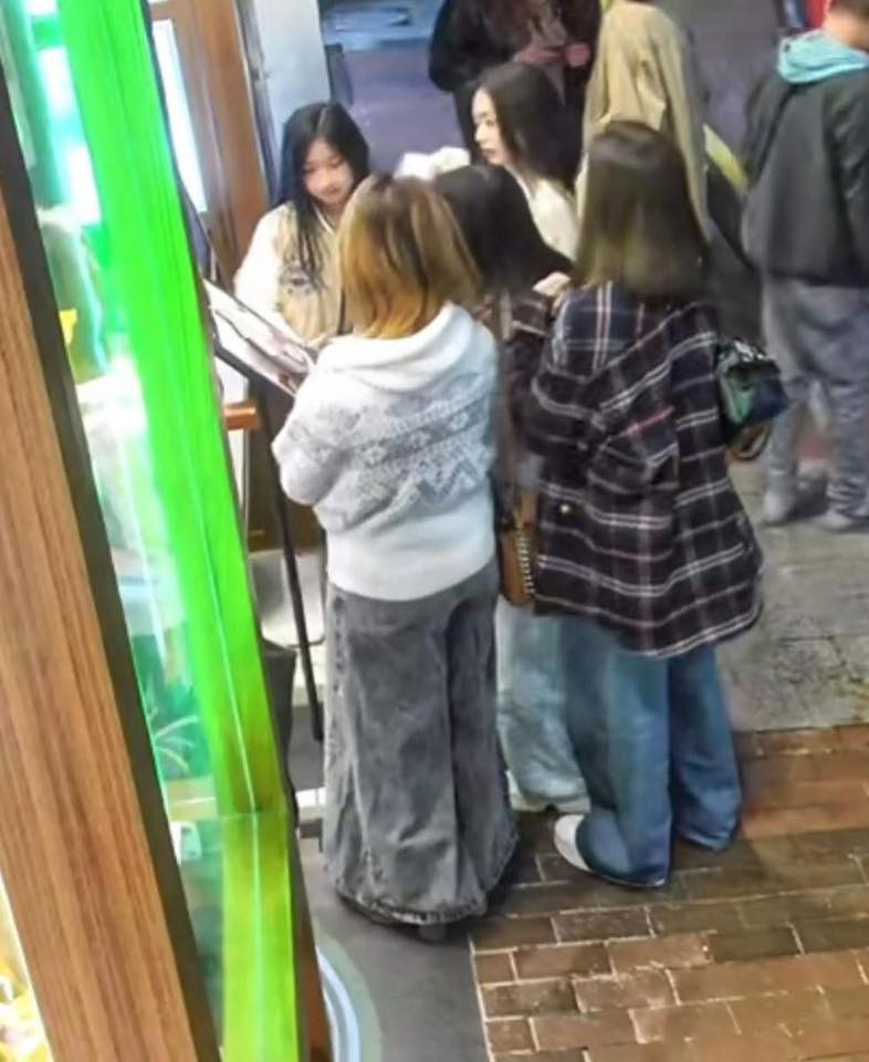 Phép thuật nào giúp mỹ nhân 51 tuổi trẻ như mới hơn 20 vậy: Mặt nhỏ xíu xinh dã man, ngoài đời ăn đứt trên phim- Ảnh 3.