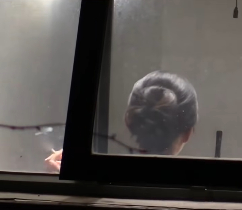 Bắt gặp ngọc nữ màn ảnh vừa hút thuốc vừa đánh bài: Hình tượng ngoan hiền sụp đổ, đừng nhìn mặt mà bắt hình dong- Ảnh 2.