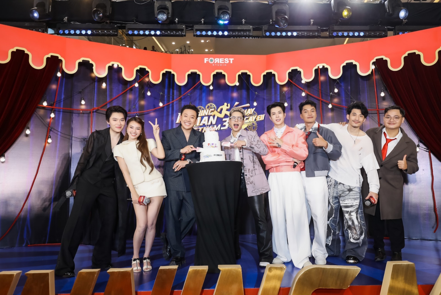 Ai đỡ nổi Trấn Thành và Ninh Dương Lan Ngọc?- Ảnh 1.