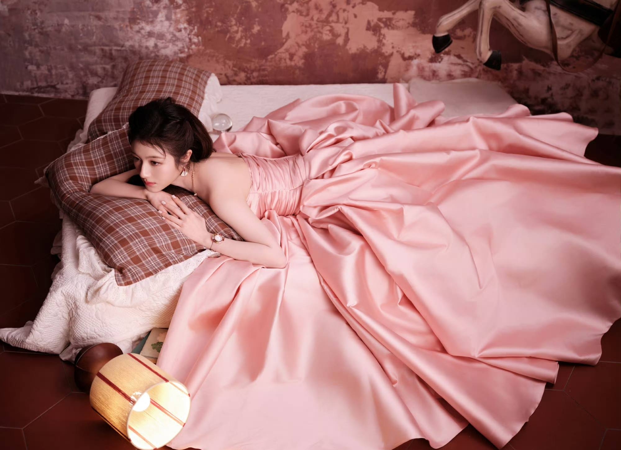 Hóa điên với hoàng tử - công chúa đẹp nhất Đêm Hội Weibo 2026: Visual sáng rực khung hình, mang đám cưới đến giùm- Ảnh 2.