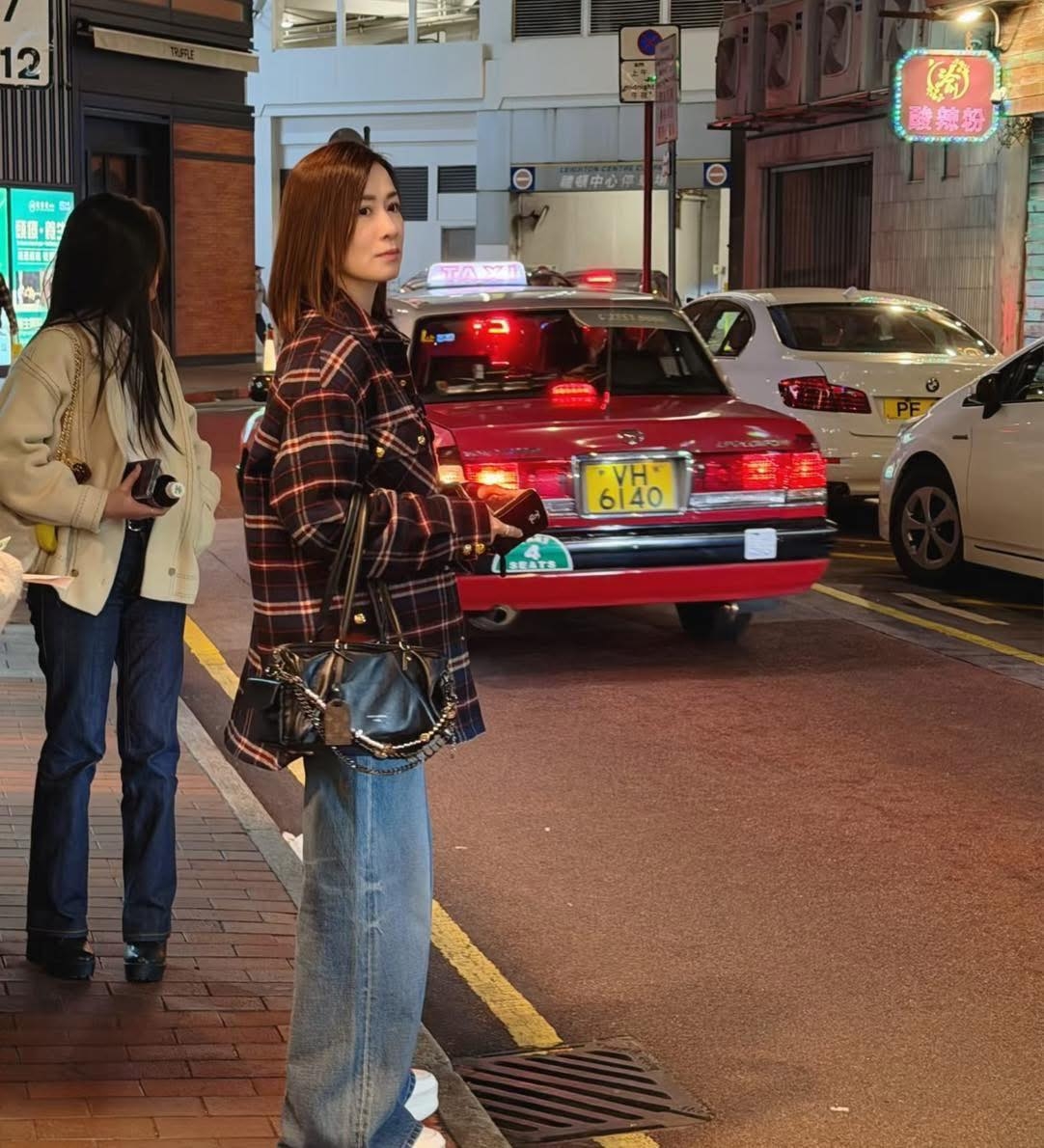 Phép thuật nào giúp mỹ nhân 51 tuổi trẻ như mới hơn 20 vậy: Mặt nhỏ xíu xinh dã man, ngoài đời ăn đứt trên phim- Ảnh 1.