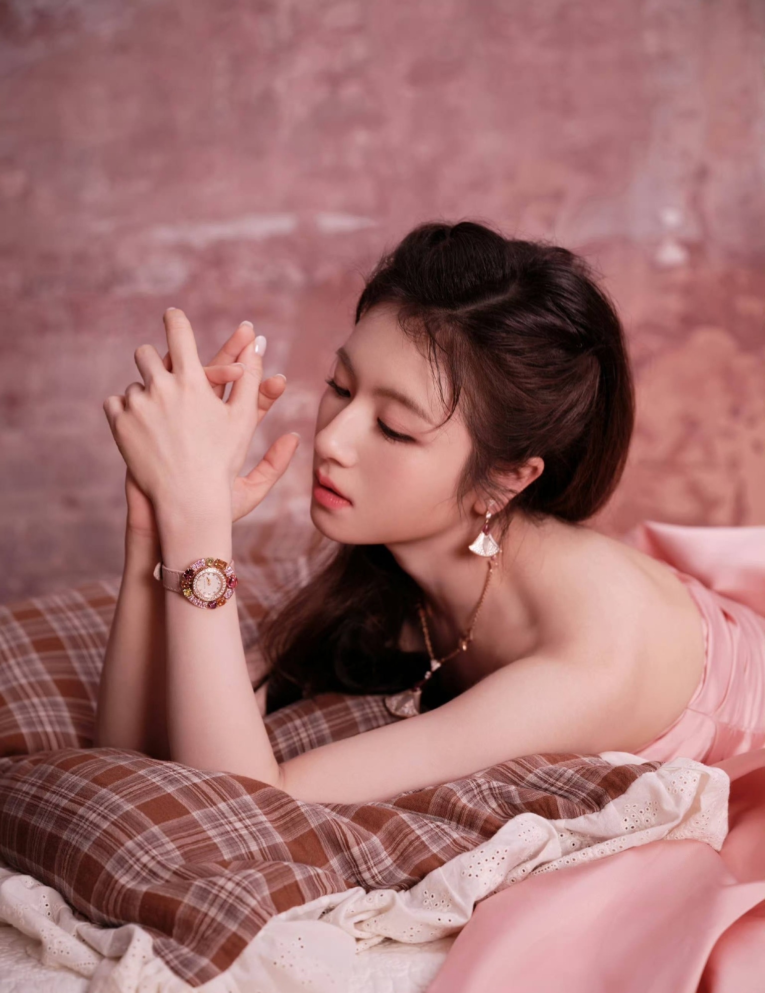 Hóa điên với hoàng tử - công chúa đẹp nhất Đêm Hội Weibo 2026: Visual sáng rực khung hình, mang đám cưới đến giùm- Ảnh 1.