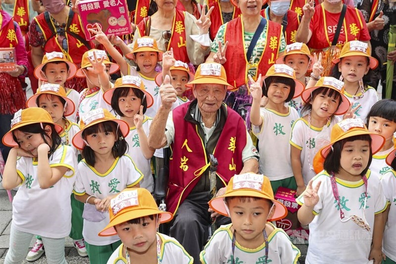 Đài Loan (Trung Quốc) chính thức trở thành xã hội “siêu già”- Ảnh 2.