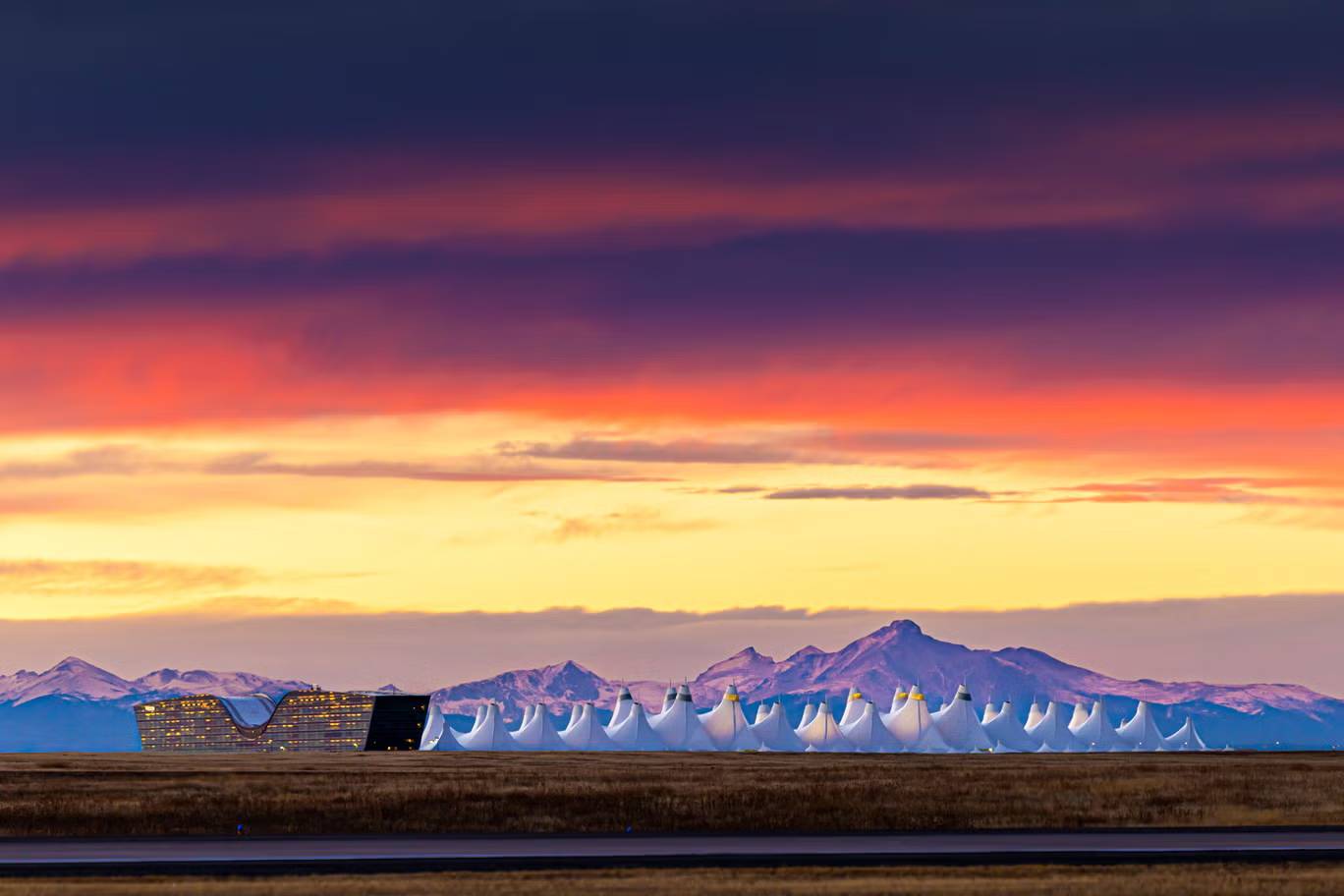 Sân bay Denver và những bí ẩn gây tò mò suốt ba thập kỷ- Ảnh 1. Sân bay Denver và những bí ẩn gây tò mò suốt ba thập kỷ- Ảnh 1.