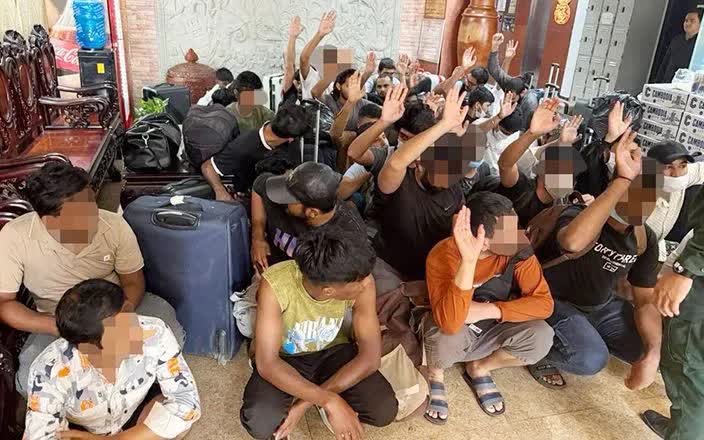 Các nghi phạm nước ngoài bị bắt giữ trong một chiến dịch truy quét tội phạm lừa đảo tại Phnom Penh (Ảnh: Khmer Times)