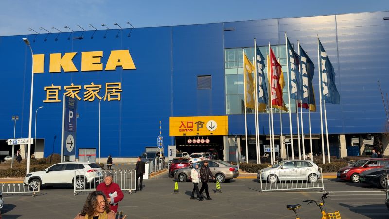 Khung cảnh người Trung Quốc chen nhau đổ xô đến IKEA trước Tết, nhưng lý do lại hoàn toàn bất ngờ- Ảnh 1. Khung cảnh người Trung Quốc chen nhau đổ xô đến IKEA trước Tết, nhưng lý do lại hoàn toàn bất ngờ- Ảnh 1.