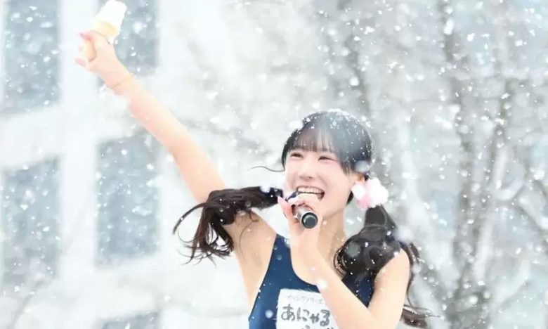 Nhóm idol gây sốc khi lột đồ, mặc bikini biểu diễn giữa tuyết rơi -10°C- Ảnh 2. Nhóm idol gây sốc khi lột đồ, mặc bikini biểu diễn giữa tuyết rơi -10°C- Ảnh 2.