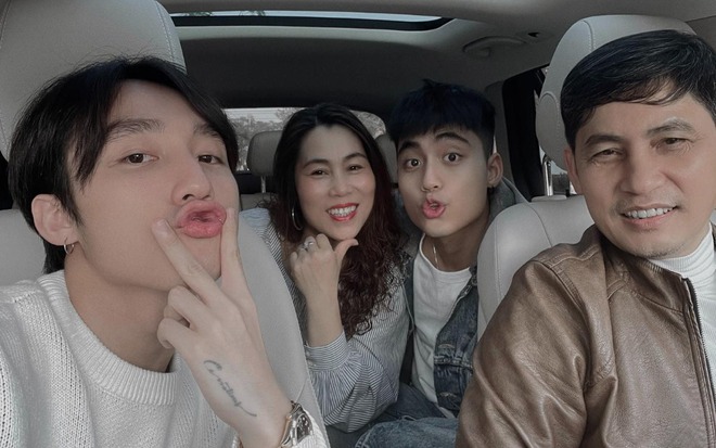 12841659-1737770003917-17377700040611110674094-175972163020445626066-1759744147620-175974414828557768957-17712236039861244356809-1771224420473-17712244206981742835938 "Tóm dính" MONO tại nhà ở Hưng Yên, bố mẹ Sơn Tùng M-TP tất bật soạn sửa đón 2 con trai về ăn Tết 12841659 1737770003917 17377700040611110674094 175972163020445626066 1759744147620 175974414828557768957 17712236039861244356809 1771224420473 17712244206981742835938