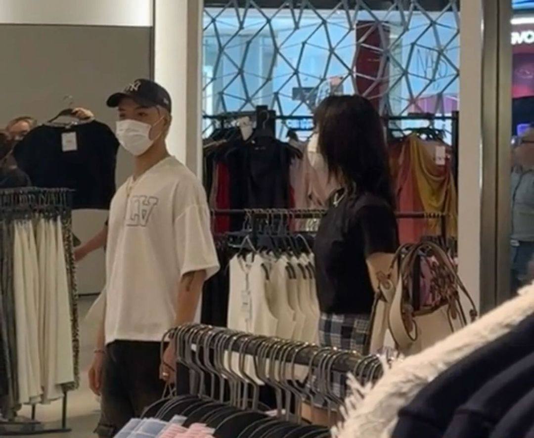 1 cặp đôi Vbiz đang yêu lại từ đầu?- Ảnh 5. 1 cặp đôi Vbiz đang yêu lại từ đầu?- Ảnh 5.