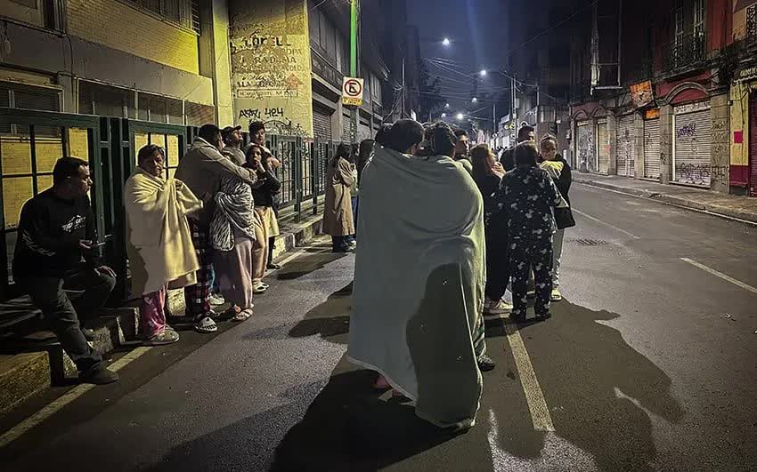 Cư dân Mexico City chạy ra đường ngay sau nửa đêm 16/1/2026 để tránh động đất (Ảnh: Cuartoscuro.com)