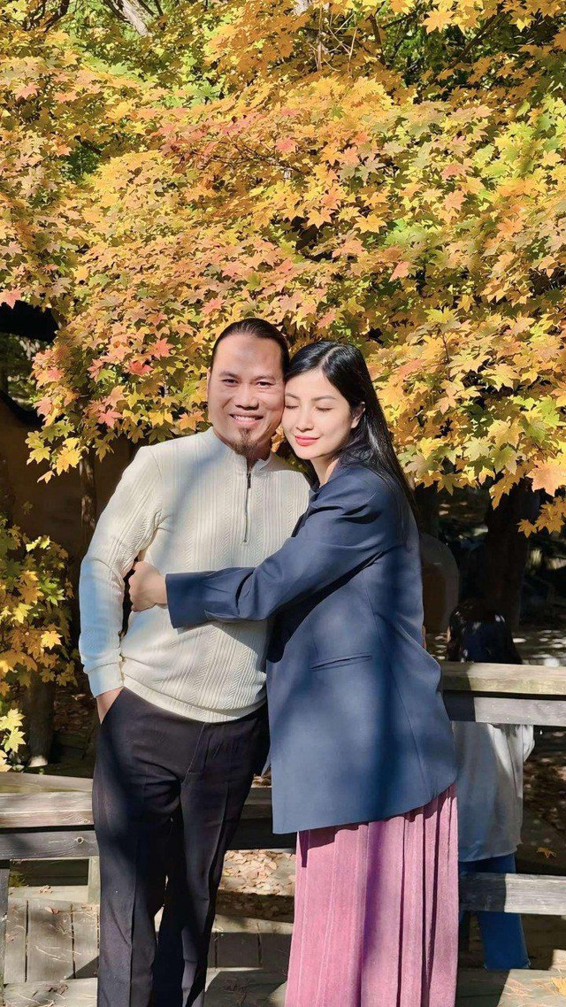 Nhan sắc vợ chân dài sinh 5 con cho nam nghệ sĩ đình đám sở hữu biệt phủ dát vàng ở Hà Nội- Ảnh 5.