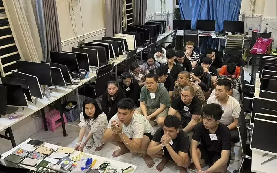 Những đối tượng lừa đảo trực tuyến bị nhà chức trách bắt giữ tại một tòa nhà ở tỉnh Sihanoukville, phía Tây Nam Phnom Penh, Campuchia, ngày 15/7/2025 (Ảnh: AP)