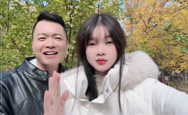 Cặp đôi chênh nhau 26 tuổi thoải mái chia sẻ cuộc sống cá nhân.