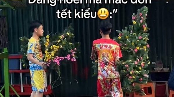 Trào lưu Noel "trộn" Tết hài hước: Từ cây thông mọc hoa mai đến âm nhạc "2 trong 1" 1765349108 100 thumbnail width740height495 anh cat 3 2 auto cropjpg