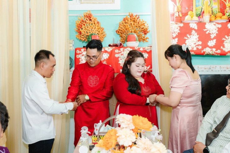 Hai tháp bánh gừng là món quà đặc biệt mẹ chồng Anh Thi dành tặng cho cặp đôi  