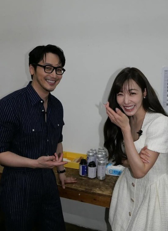 Lộ cặp nhẫn đính ước khó tin của Tiffany (SNSD) và hôn phu tài tử- Ảnh 2.