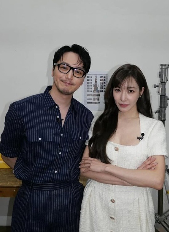 Lộ cặp nhẫn đính ước khó tin của Tiffany (SNSD) và hôn phu tài tử- Ảnh 1.