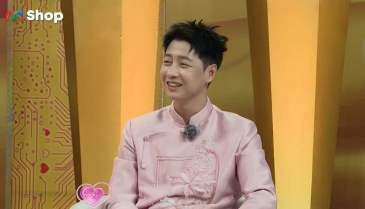 Đức không thể ngủ nếu không được vợ xoa đầu, xoa lưng. Ảnh cắt từ clip 