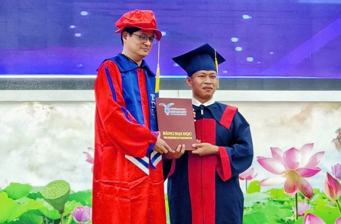 Anh Trung Em nhận bằng tốt nghiệp loại Khá tại Đại học Thủ Dầu Một, TP HCM, tháng 7/2024. Ảnh: Nhân vật cung cấp