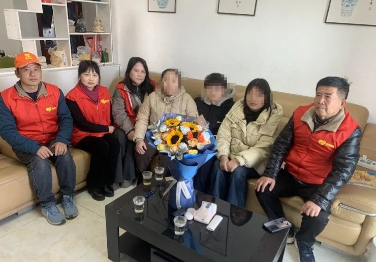 1765845351-a-2-1-4403-width955height667 Hồng Khải hạnh phúc bên mẹ và chị gái. Ảnh: QQ