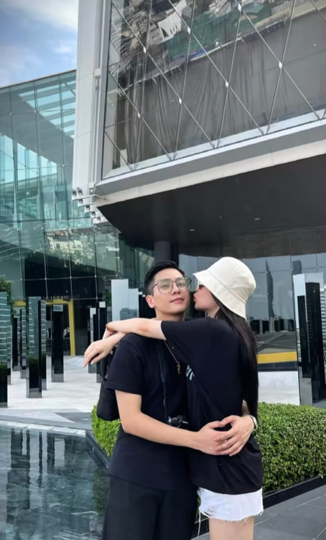 Xôn xao ảnh nam ca sĩ 97 nắm chặt tay vợ ngoài ngành trong bệnh viện- Ảnh 4.