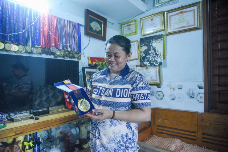 Bà Đặng Thị Huệ đầy tự hoà khi khoe những thành tích mà các cô con gái mình đạt được. Ảnh: Viết Niệm