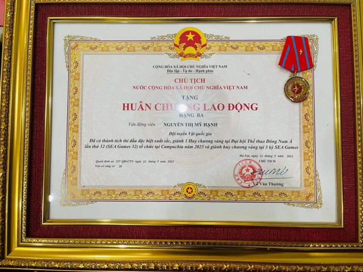 Mỹ Hạnh được tặng Huân chương Lao động hạng Ba. Ảnh: NVCC