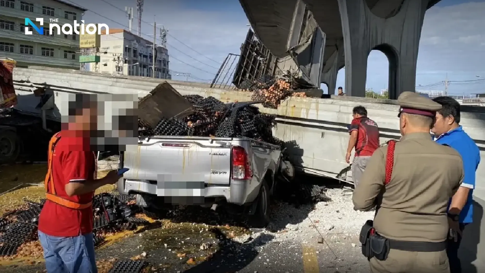Thái Lan: Cầu đi bộ bất ngờ sập kinh hoàng, đè bẹp nhiều ô tô- Ảnh 1.