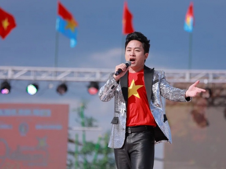 Ca sĩ Tùng Dương.