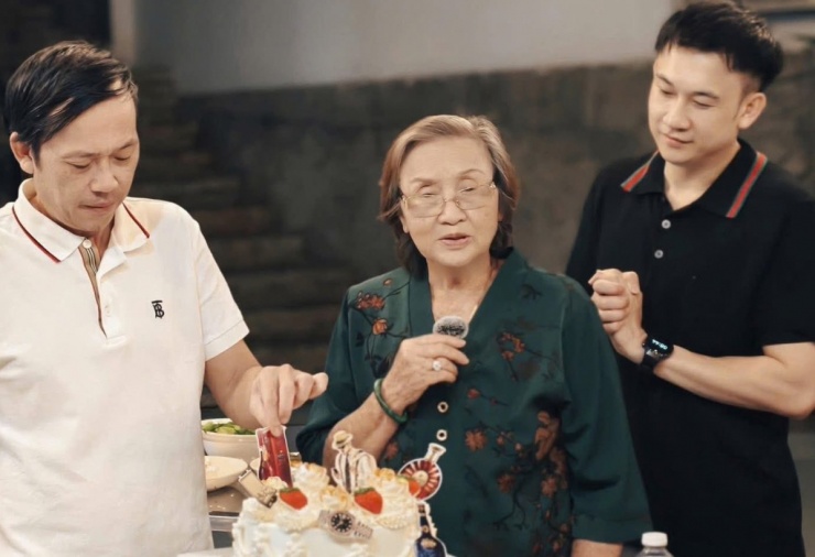 Hoài Linh mừng tuổi 56 bên đại gia đình - 3