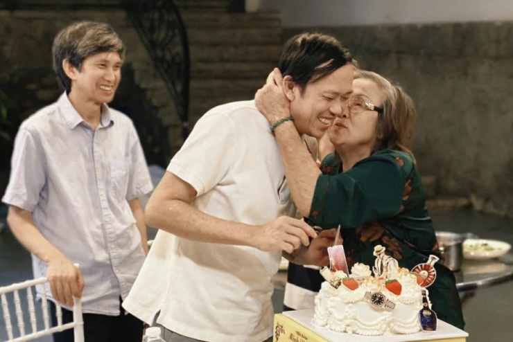   Hoài Linh cùng mẹ thổi nến mừng sinh nhật