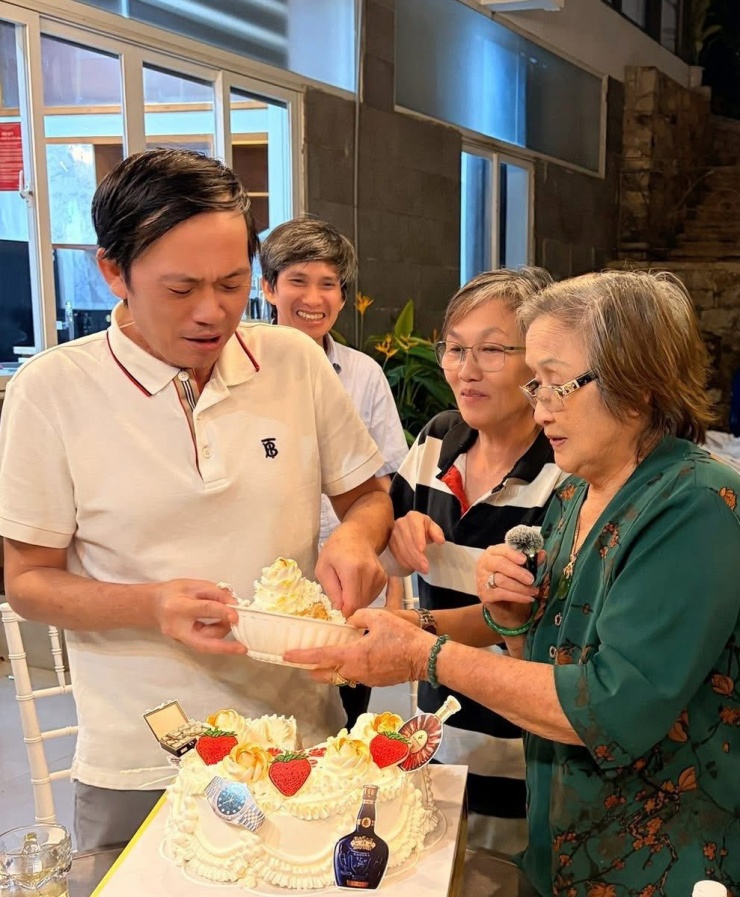 Hoài Linh mừng tuổi 56 bên đại gia đình - 5