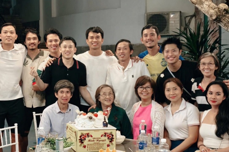 Hoài Linh mừng tuổi 56 bên đại gia đình - 6
