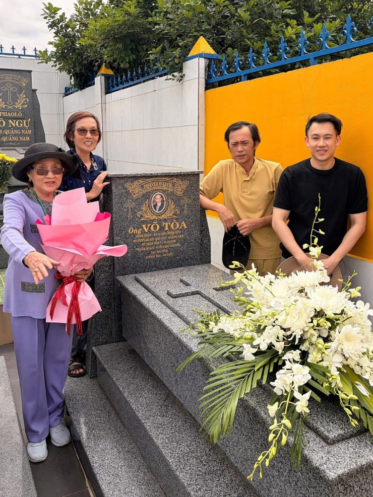 Hoài Linh mừng tuổi 56 bên đại gia đình - 8