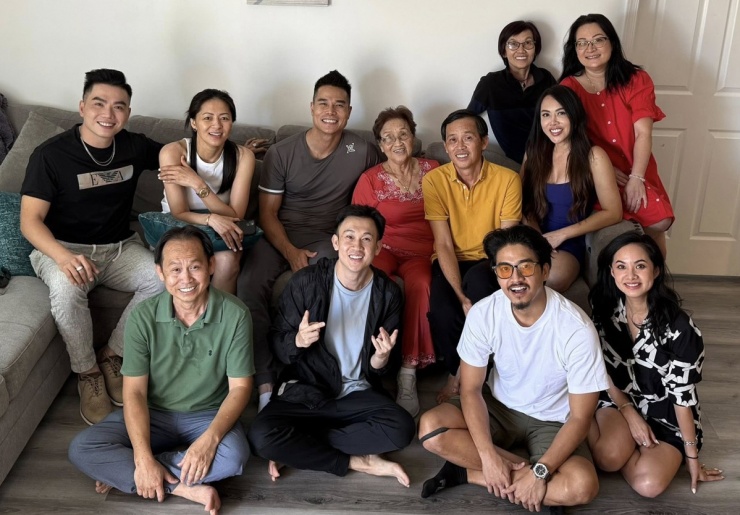 Hoài Linh mừng tuổi 56 bên đại gia đình - 9