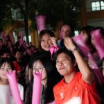 Nhạc sĩ Nguyễn Văn Chung, Duyên Quỳnh, Tiến Linh hò hét cổ vũ Seagame 33 cùng sinh viên 1766110315 155 thumbnail width1200height628jpg